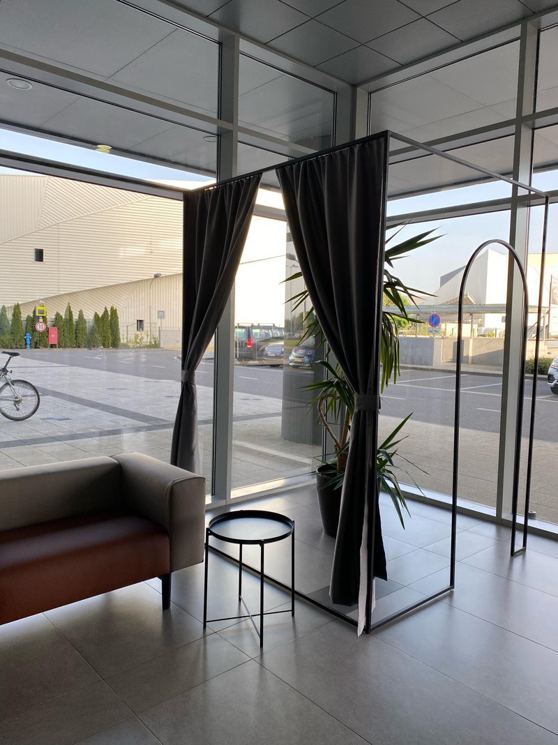 Pemo Centar Entrance Sitting